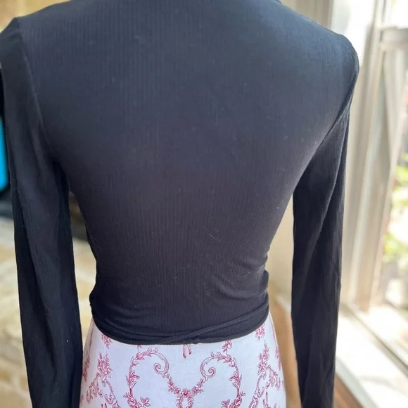 Abercrombie & Fitch Black Long Sleeve Ribbed Knit Wrap Around Tie Top - Picture 3 of 4